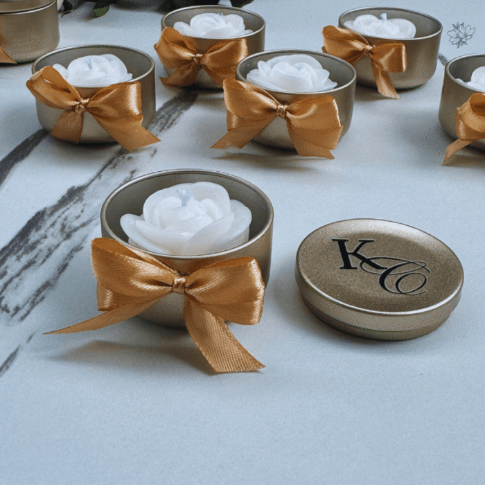 many pc White Rose Soy wax and beeswax scented candle size S in gold metal tin, ideal for a wedding gift and event gift