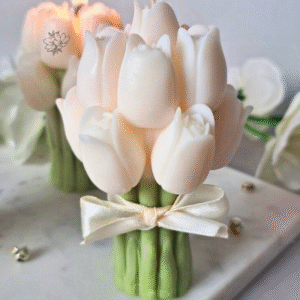 white tulip bouquet Soy wax and beeswax scented candle size L with ribbon bow, ideal for a wedding gift and event gift